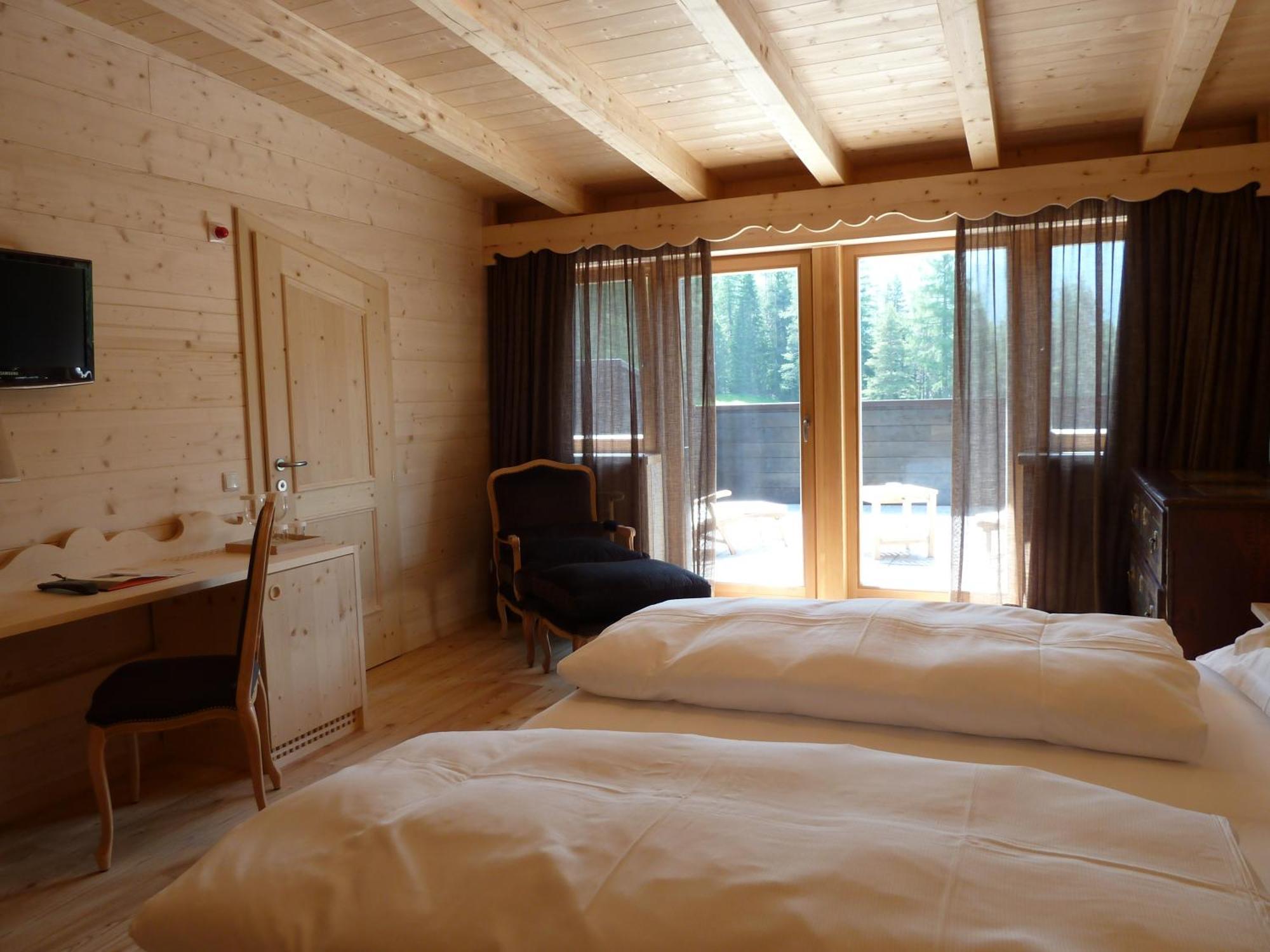 Hotel Ciasa Salares ซานกัสซิอาโน ภายนอก รูปภาพ
